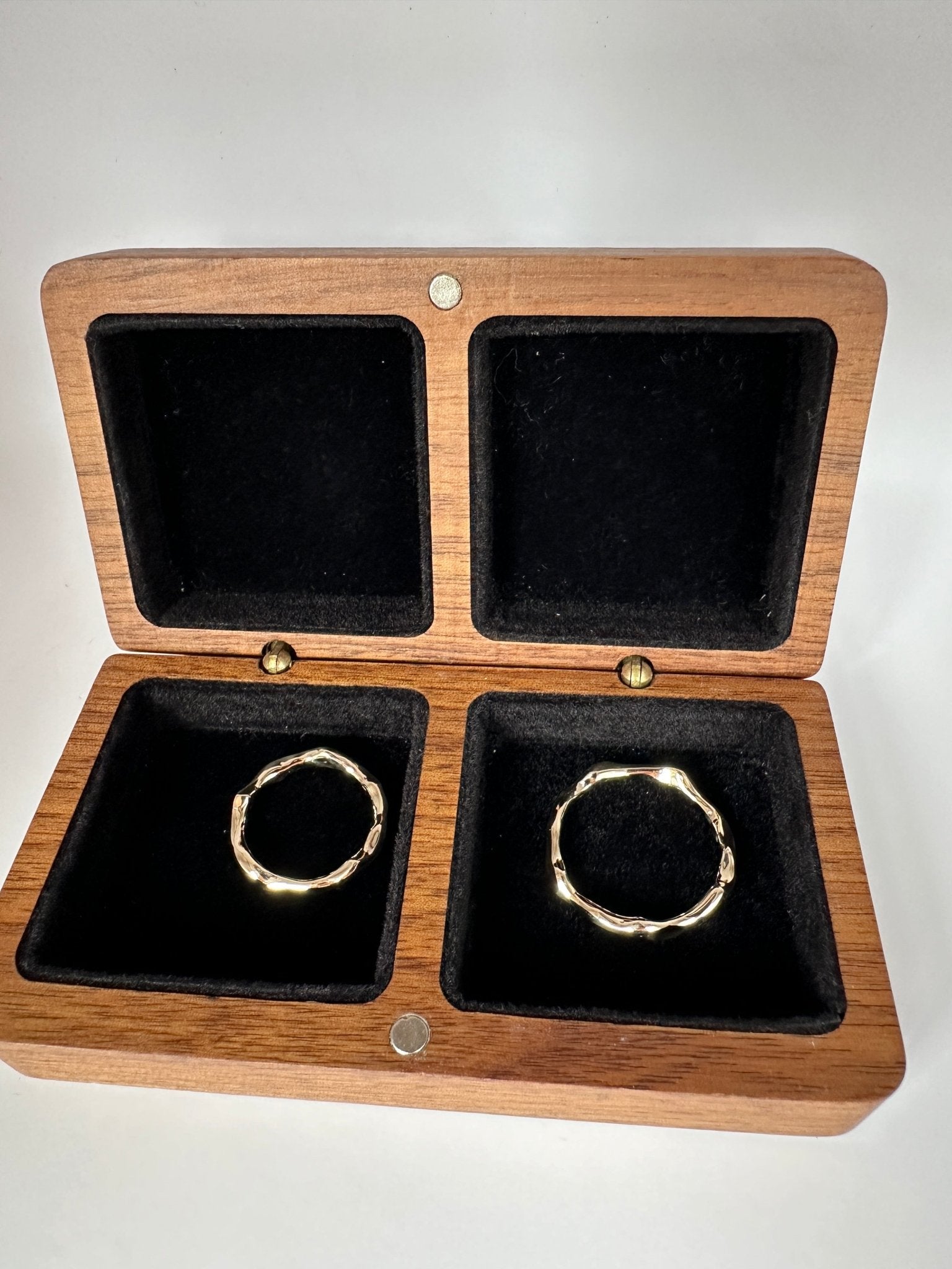 Custom Wedding Ring - Épta