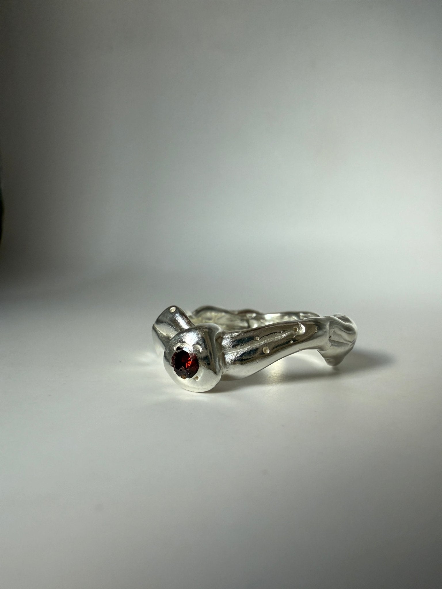 Ruby Metamorphosis Ring - Épta